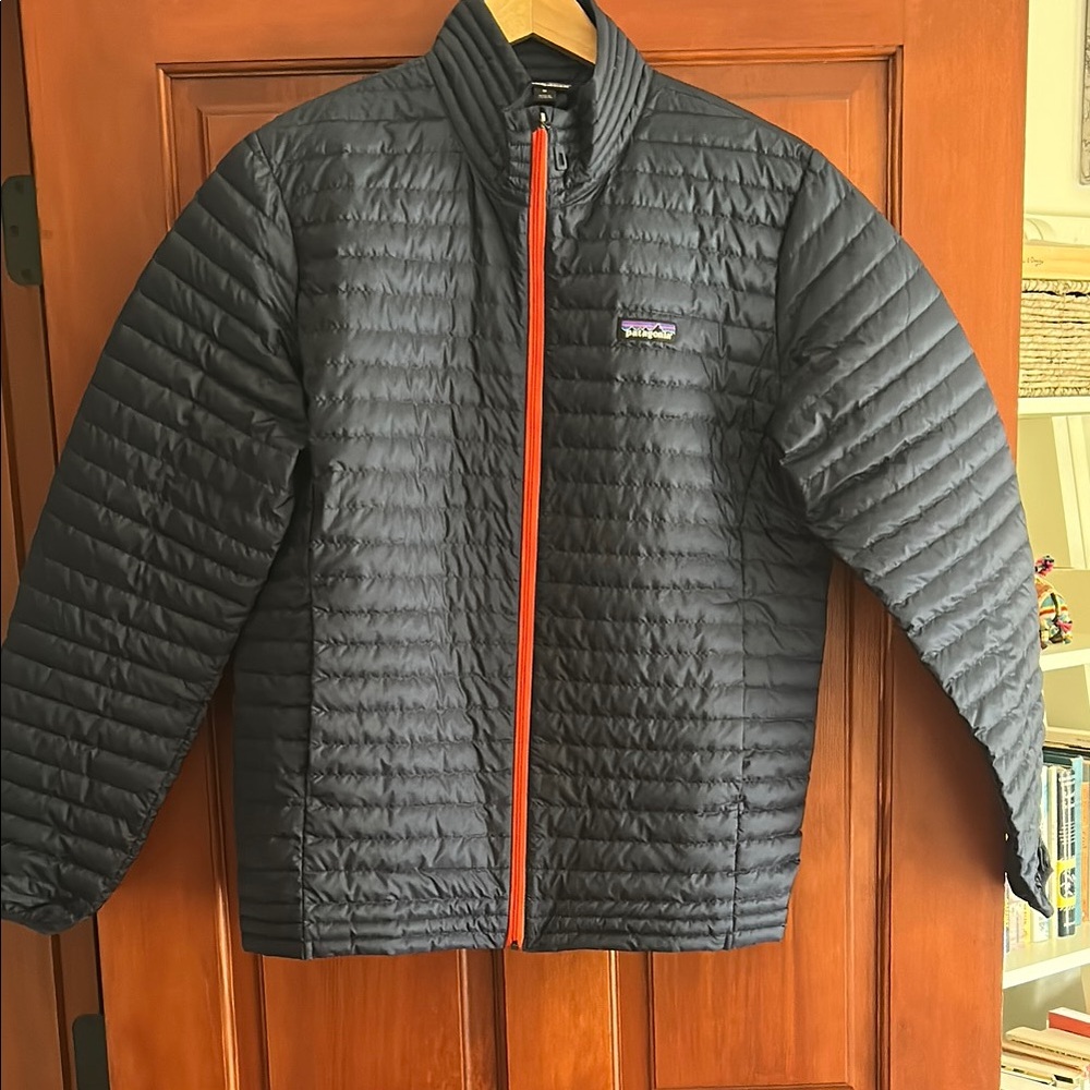 Patagonia Men's navy blue Jacket with red zipper